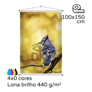 Banner em lona 100x150 cm Lona 440 g/m² 100x150 cm 4x0 cores (Impressão colorida frente, verso sem impressão) Brilho Bastão de madeira, ponteiras plástica e estirante 